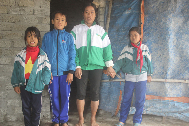 Tin tức đời sống mới nhất ngày 18/12/2018: Xót xa người đàn bà nuôi 3 con nhỏ giữa nghĩa địa