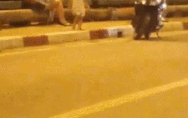 Video: Mải bấm điện thoại, mẹ bỏ mặc con nhỏ chơi giữa cầu đầy xe cộ