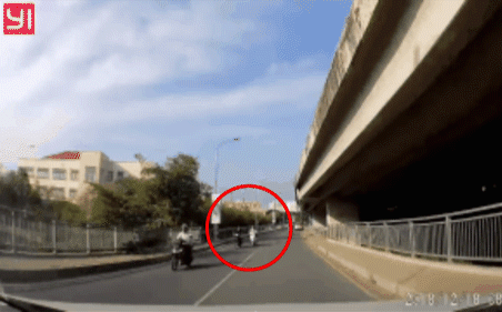 Video: Bị cướp bất ngờ, cô gái suýt ngã vào ôtô khiến tài xế giật mình thảng thốt