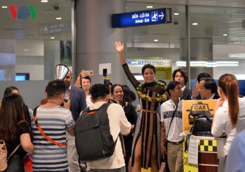 Video: H'Hen Niê trở về trong vòng tay của gia đình và người hâm mộ