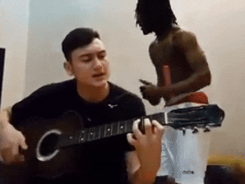 Video: Thủ môn Lâm Tây khoe tài đàn hát 