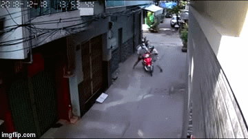 Video: Bác xe ôm già bất lực chống trả của tên cướp trong ngõ vắng