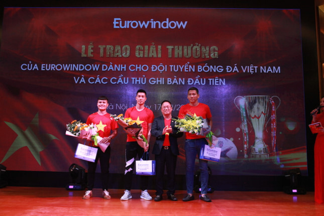 Eurowindow trao 3,2 tỷ đồng tiền thưởng cho các ‘người hùng’ AFF Cup