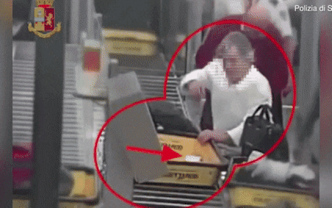 Đi qua máy quét an ninh, tiền trong khay đồ “không cánh mà bay”