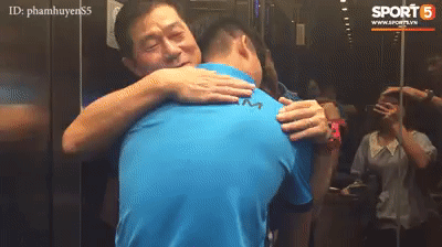 Video: Trợ lý Bae Ji-won ôm Văn Đức đầy yêu thương khiến người hâm mộ Việt Nam tiếc nuối