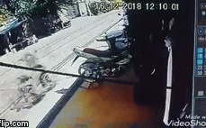 Video: Xe máy lao vun vút trên phố dù chẳng có người lái khiến nhiều người không tin vào mắt mình