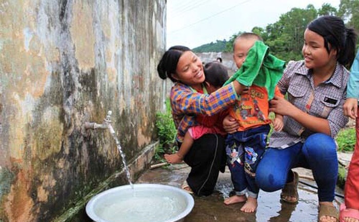 Nhiều phụ nữ, trẻ em dân tộc thiểu số được hưởng lợi khi nước sạch về bản