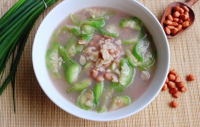 Món ngon mỗi ngày: Canh mướp nấu lạc ngọt bùi, lạ miệng