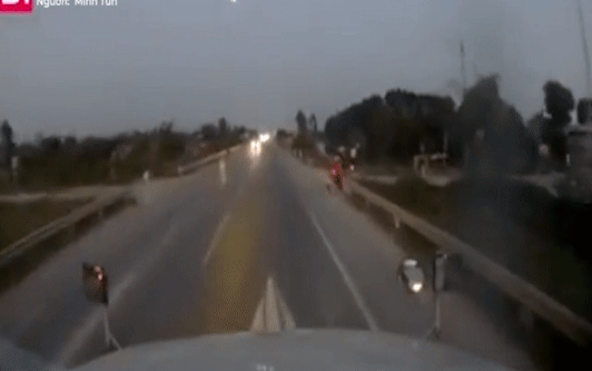 Video: Qua đường bất cẩn, cụ ông co rúm người vì suýt bị cuốn vào gầm xe tải