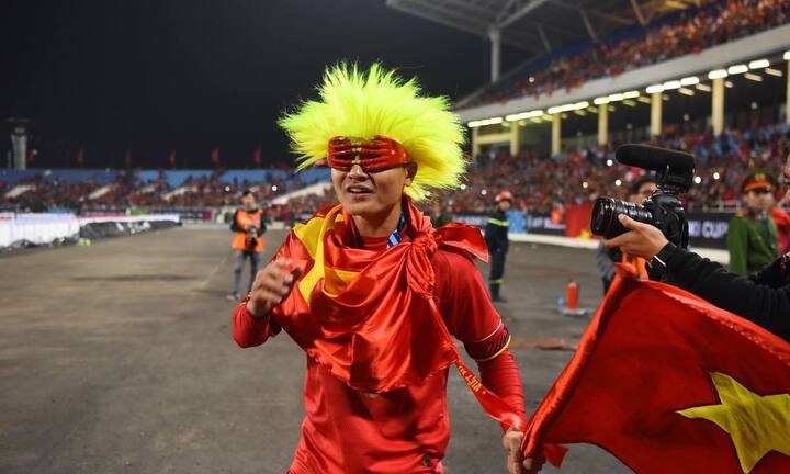 Bố Quang Hải xót xa khi con bị đối phương kèm cặp, va chạm gây đau