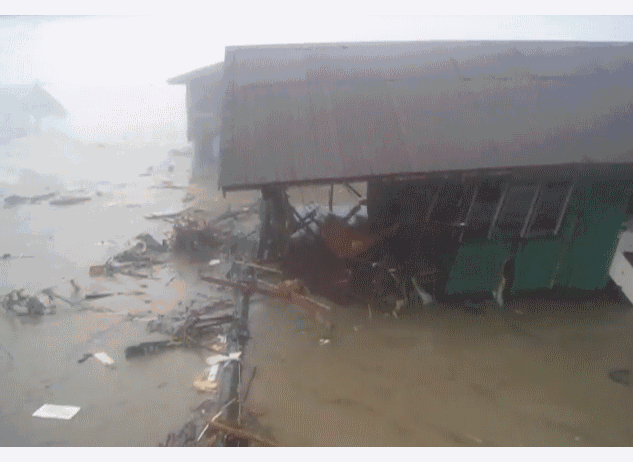 Sóng thần kinh hoàng vừa tấn công Indonesia, ít nhất 185 người thương vong