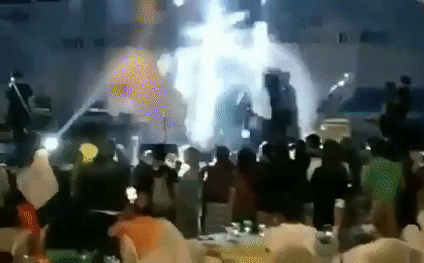 Video sốc: Sóng thần ở Indonesia “cuốn phăng” cả ban nhạc trong tích tắc