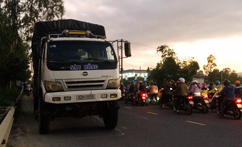 Tin tai nạn giao thông mới nhất ngày 23/12/2018: Đi học thêm, nữ sinh lớp 12 bị xe tải tông tử vong