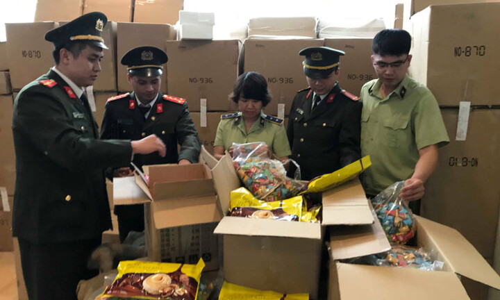 Hà Nội: Thu giữ gần 3 tấn bánh kẹo nhập ngoại không rõ nguồn gốc