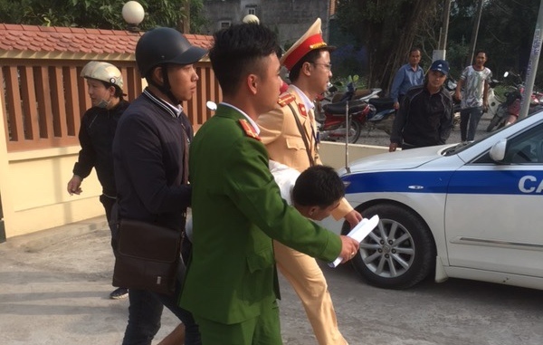 Giải cứu giáo viên bị gã đàn ông vờ vào xin nước rồi kề dao vào cổ cướp tài sản 