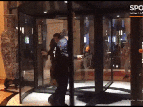 Video: Thầy Park khiến fan bật cười vì loay hoay thoát cửa xoay khách sạn