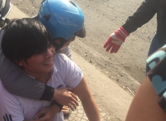 Thương tâm con trai khóc ngất ôm thi thể cha tử vong sau tai nạn