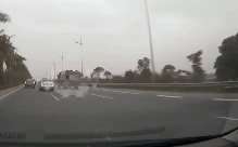 Video: Gặp sự cố bất ngờ, tài xế xe chở rác bẻ lái 