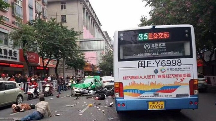 Video: Cướp xe buýt, đâm vào đám đông khiến nhiều người chết ở Trung Quốc