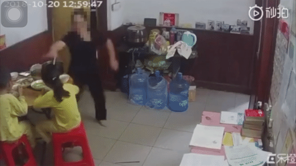 Phẫn nộ cảnh bé 8 tuổi bị bố mẹ giật tóc, đánh túi bụi vào người