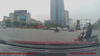 Video: Người phụ nữ ngã sõng soài xuống đường vì lái xe không quan sát