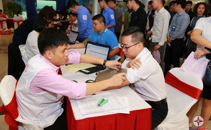 Hơn 3.300 cán bộ nhân viên EVNNPC tình nguyện hiến máu