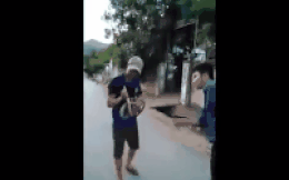 Video: Nghẹt thở màn tay không bắt rắn độc