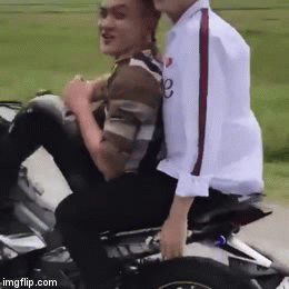 Video: Thanh niên liều mình lái xe máy bằng chân, giơ tay tạo dáng