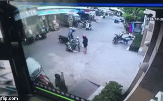 Video: Giật dây chuyền gặp trúng nữ ninja, đạo tặc nhận kết