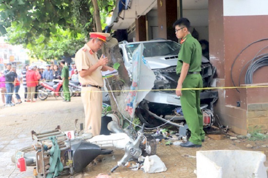 Khung cảnh tan hoang vụ ô tô 