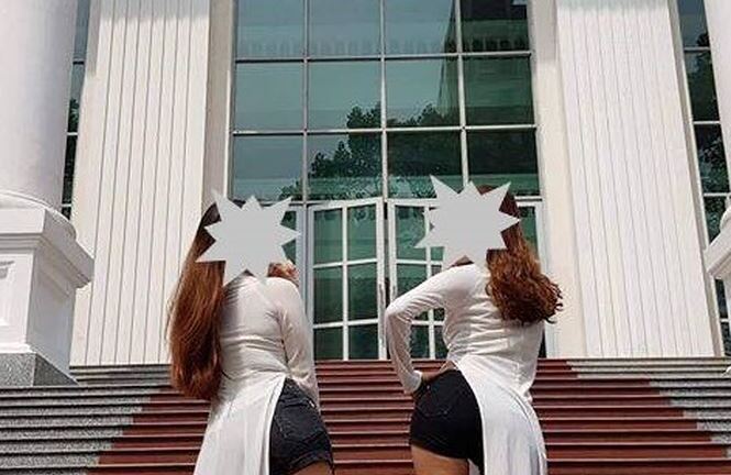 Mặc áo dài quần đùi uốn éo chụp ảnh kỷ yếu, hai sinh viên phải viết tường trình