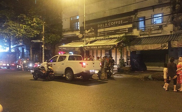 TP.HCM: Điều tra vụ một người bị chém gần đứt cổ khi đang ngồi uống cà phê với bạn