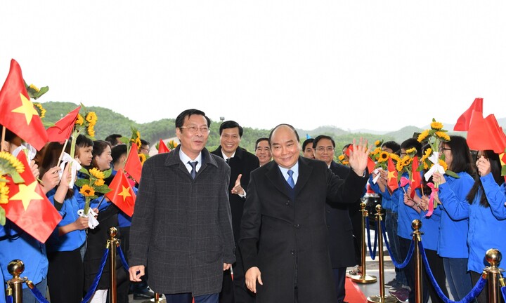 Chùm ảnh: Thủ tướng đi chuyến bay đầu tiên xuống Vân Đồn