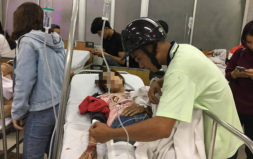 Người đàn ông bỏ lại xe máy, ngược xuôi đưa nạn nhân vụ tai nạn đi cấp cứu
