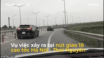Video 4 ôtô nối đuôi nhau đi lùi trên đường dẫn cao tốc Hà Nội - Thái Nguyên