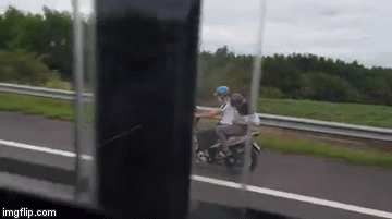 Video: Ôtô khách chạy 110km/h vẫn 