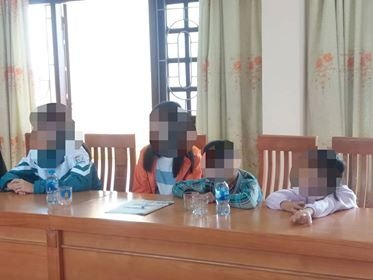 Người bố bạo hành 3 con nhỏ bỏ nhà đi cùng người phụ nữ khác?