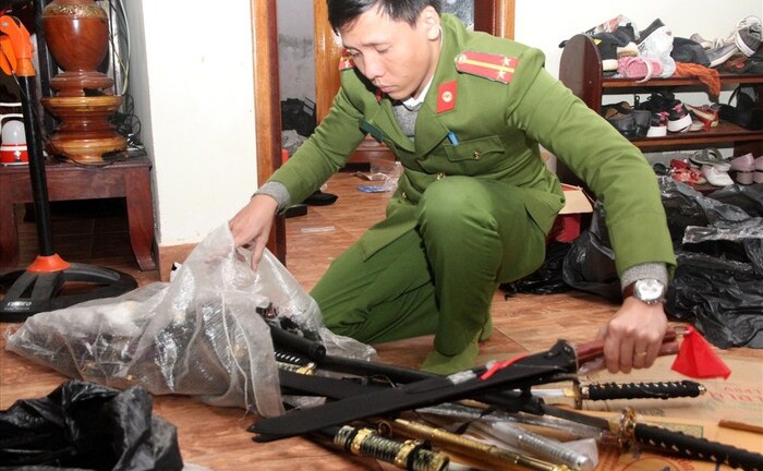 Người đàn bà 40 tuổi cất giấu nhiều dao, kiếm và thuốc kích dục trong cửa hàng bách hóa