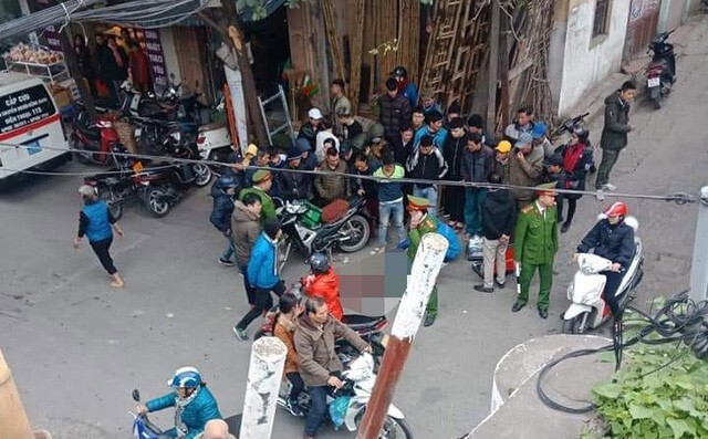 Hà Nội: Người đàn ông mặc áo Grab bất ngờ gục ngã giữa đường