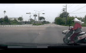 Video: 2 giây sau pha tạt đầu ôtô của nữ ninja, vụ tai nạn khó hiểu xảy ra