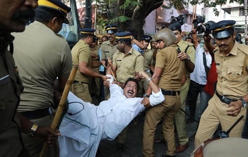 Hai phụ nữ đầu tiên vào đền thiêng Ấn Độ phải ẩn náu vì làn sóng biểu tình bạo lực