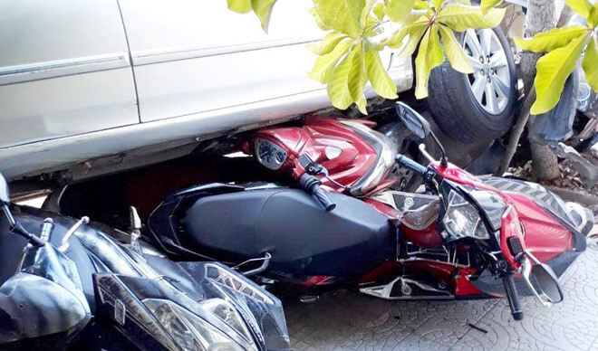 Tin tai nạn giao thông mới nhất ngày 6/1/2019: Lùi ôtô từ nhà ra đường, nữ tài xế cuốn 4 xe máy vào gầm