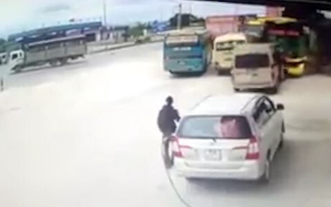 Video: Xe khách lao thẳng vào quán cơm khi tránh xe tải
