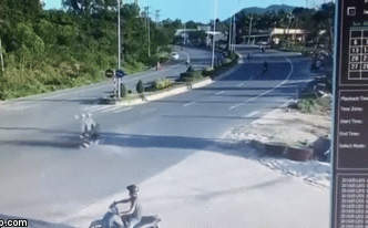 Video: Khoảnh khắc xe tải lao như tên bắn, đâm 2 người tử vong ở Phú Quốc