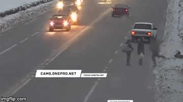 Video: Sang đường sai luật, hai cô gái bị tài xế đấm thẳng vào mặt