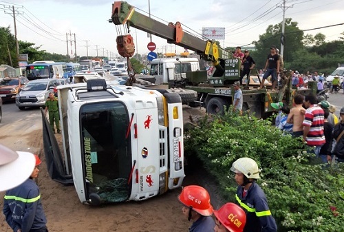 Hiện trường vụ xe ben lật đè 2 xe máy, 3 người thương vong ở Sài Gòn