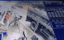 Video: Tưởng bị xe container cuốn vào gầm, người đàn ông bất ngờ nhỏm dậy