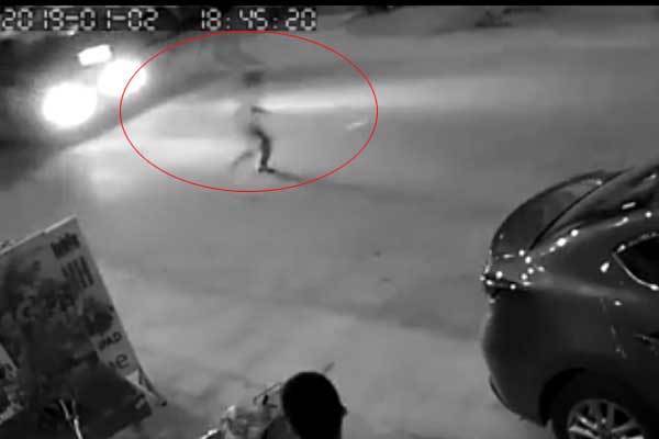 Video: Thót tim cảnh cậu bé suýt bị ô tô đâm vì đuổi theo quả bóng đá