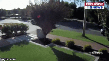 Video: Đứng tim chiếc ô tô lao vun vút trên đường với em bé bị bỏ quên trên nóc