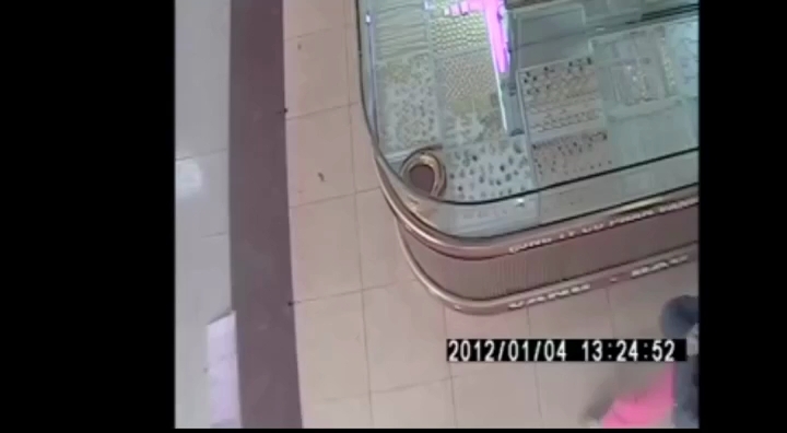 Video: 2 kẻ bịt mặt dùng búa đập tủ, cướp 4 cây vàng trong nháy mắt